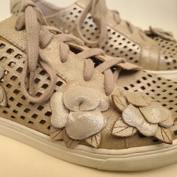 Vince Camuto Brellia Shimmering Tan Sneakers W 9/39 Open Weave Floral Faerie - Picture 5 of 16